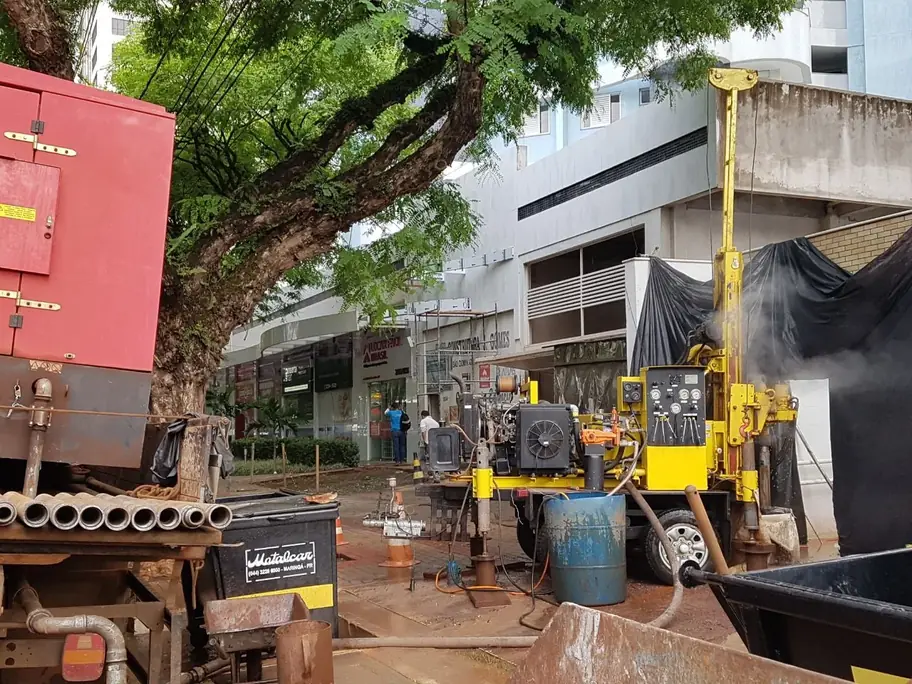 R-0 em operação no centro urbano, calçada de área comercial