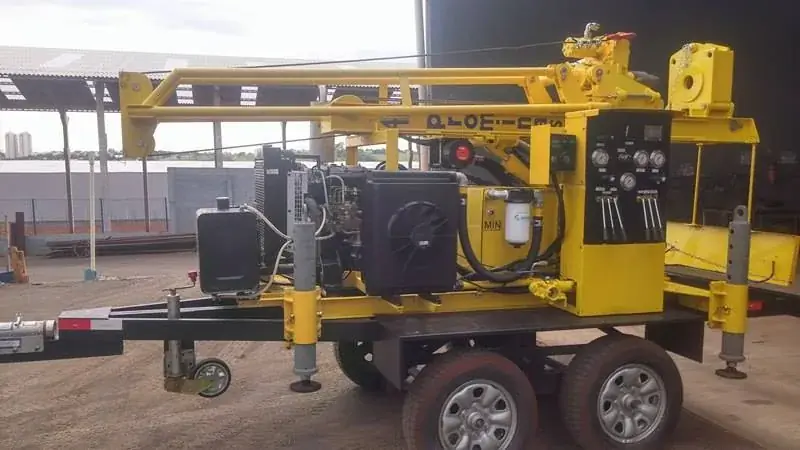 Perfuratriz R-0 compacta sobre reboque, pronta para deslocamento